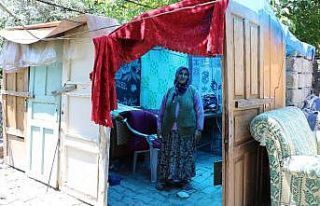 Evi yıkılan aile çıkma kapılardan kurdukları...