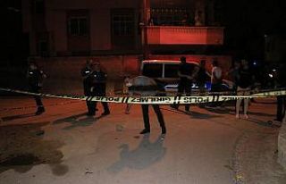 Evinin önünde silahlı saldırıya uğrayan kişi...