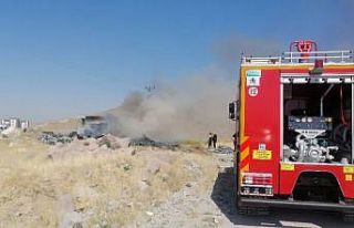 Fabrika atıkları yandı, gökyüzünü kara dumanlar...