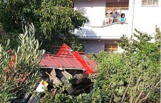 Freni patlayan kamyonet evin bahçesine girdi