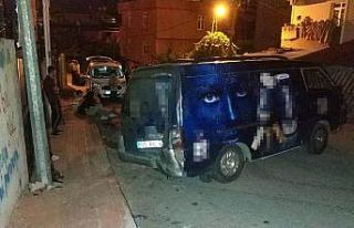 Freni patlayan kamyonet yol kenarında yürüyenlere...