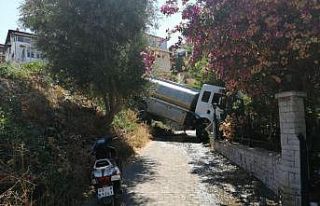 Freni tutmayan su tankeri evin bahçesine uçtu
