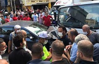 Gaz pedalı takılan otomobil önce yayaya sonra kamyona...
