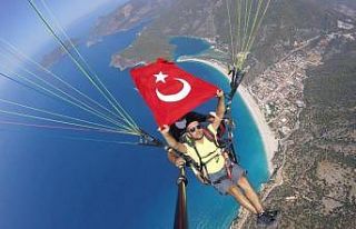 Gazeteciler, Basın Bayramını gökyüzünde kutladı