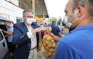 Gaziemir’de 10 ton patates dağıtılmaya başlandı