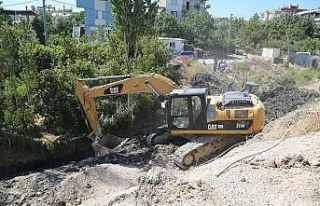 Gaziemir’de dereye akan kanalizasyon sorunu çözülüyor