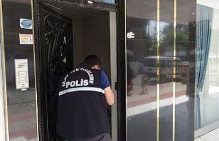 Girdikleri evden cep telefonlarını ve bin 500 lirayı...