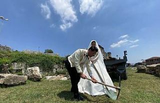 Giydiği gelinlikle antik kent kazan arkadaşlarını...