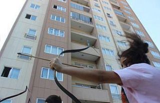 Gökdelenlerin gölgesinde ok atıyorlar