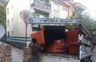 Gönüllü grup, tayini çıkan memurların eşyalarını...