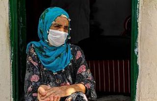 Görme engelli yaşlı kadının tek gözlü evde...