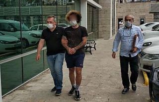 Güvenlik görevlisinin cüzdanını gasp eden şahıs...