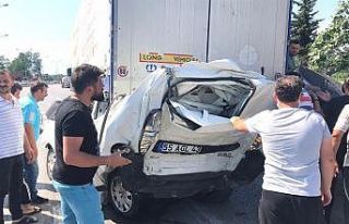 Hafif ticari araç iki tırın arasında preslendi:...