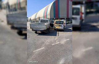 Hafif ticari araç ile kamyonet çarpıştı: 2 yaralı