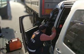 Hafif ticari araç park halindeki TIR’a arkadan...