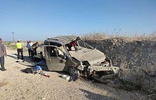 Hafif ticari araç takla attı: 4 yaralı