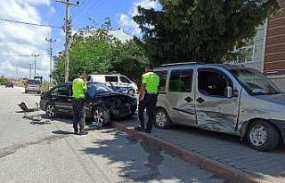 Hafif ticari araçla otomobil çarpıştı: 1 yaralı