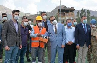 Hakkari’de bin kişilik tribünün temeli dualarla...