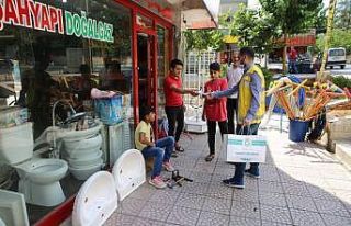 Haliliye Belediyesi vatandaşlara bayrak hediye etti