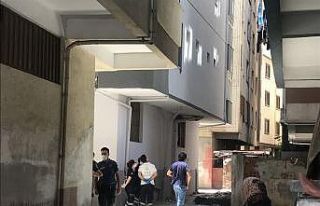 Hava almak için çıktığı balkondan düşen yaşlı...
