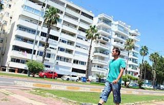 Her gün aynı caddede eşi ve oğlunu arıyor