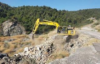 Heyelan yaşanan yol bakıma alındı