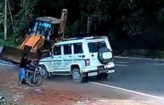 Hindistan’da motosikletli genç ölümden döndü