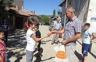 Hisarcık’ta çocuklara sosyal mesafeli bayram şekeri...