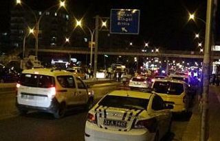 Hurdaya dönen araçtan 3 kişi yaralı çıkarıldı