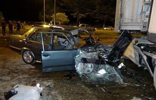 Hurdaya dönen otomobil içinde sıkışan sürücü...