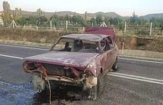 Hurdaya dönen otomobilden sağ çıktı