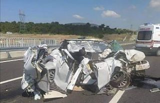 Hurdaya dönen otomobilden sağ kurtuldu