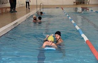 Hürriyet, özel çocukları yüzme havuzuyla sevindirdi