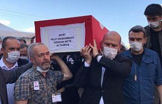 İçişleri Bakanı Soylu, şehit tabutuna omuz verdi