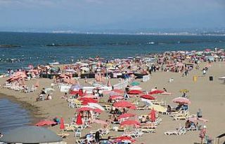 ‘İğne atsan yere düşmez’ deyimi Karasu sahilinde...