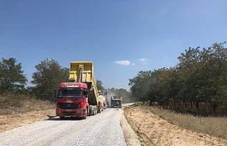 İki mahalleyi bağlayan yolda sathi kaplama çalışması...