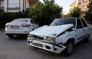 İki otomobil sokak arasında çarpıştı: 2’si...