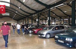 İkinci el oto pazarı açıldı, alıcı bakmakla...