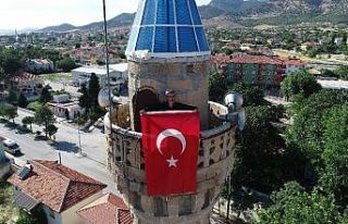 İmamlar gelmeyince minarenin kapısını kırıp...