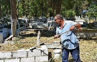 İncirliova’da mezarlıklar bayrama hazırlanıyor