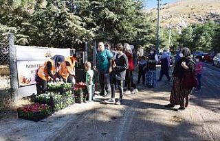 İnönü Belediyesi mezarlıklarda çiçek dağıttı