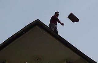 İntihar girişimini film izler gibi seyredip cep...