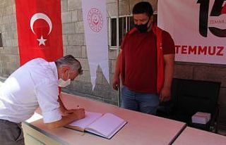 Isparta’da 15 Temmuz anı defteri standı açıldı