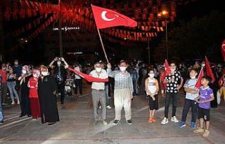 Isparta’da binlerce kişi demokrasi nöbetinde buluştu