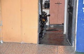 İşyeri kepenklerine vurup küfür eden kişileri...