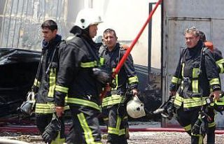 İtfaiyenin çalışmasını ağlayarak izledi