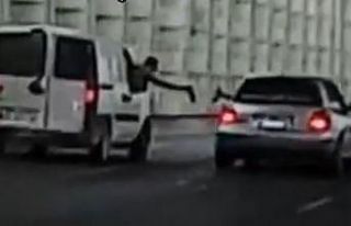 İzmir’de akan trafikte içki şişesi tokuşturdular