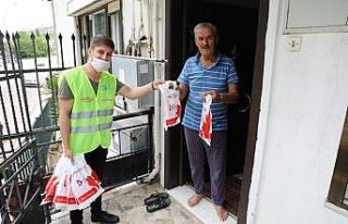 İzmit Belediyesi maskeleri evlere götürüyor