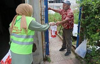 İzmit Belediyesi sağlık kiti dağıttı
