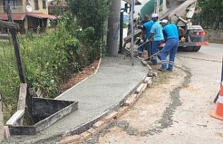 İzmit köy yollarına kaldırım yapılıyor